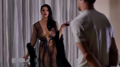 蕩婦基拉女王邀請她的鄰居喝茶並在餐桌上操他